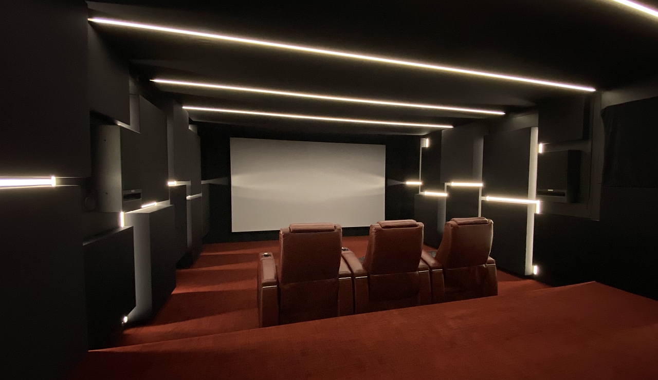 Kino bis auf kleinere Arbeiten, abgeschlossen